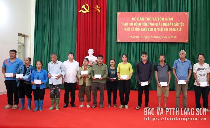 Đại diện đoàn công tác trao quà cho đại diện các hộ xã Tràng Định bị ảnh hưởng bởi bão lũ