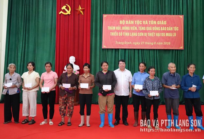 Đại diện đoàn công tác trao quà cho các hộ xã Tràng Định bị ảnh hưởng bởi bão lũ