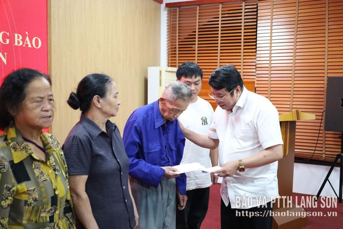 Đồng chí Trưởng đoàn công tác động viên, trao quà cho người dân xã Thất Khê bị ảnh hưởng bởi bão lũ