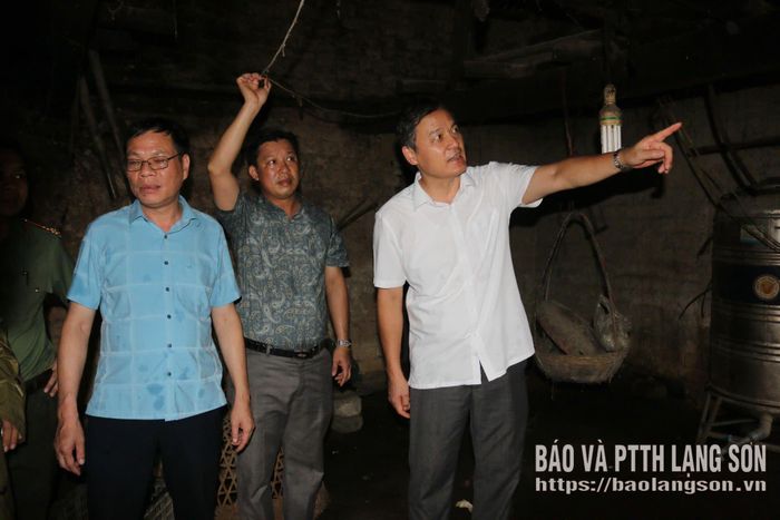 Đồng chí Phùng Quang Hội, Bí thư Đảng ủy phường kiểm tra tình hình khu vực nhà ở của gia đình bà Hoàng Thị Khang, khối Yên Trung