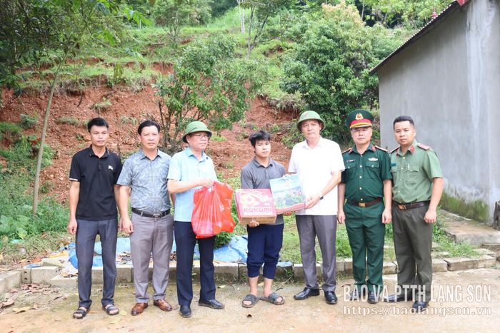 Đồng chí Phùng Quang Hội, Bí thư Đảng ủy phường cùng các thành viên trong đoàn trao hỗ trợ hộ anh Hoàng Văn Quỳnh, khối Yên Thượng