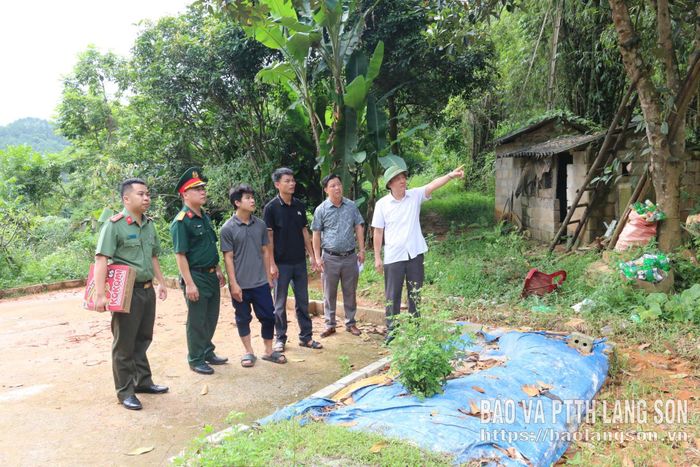 Đồng chí Phùng Quang Hội, Bí thư Đảng ủy phường kiểm tra tình hình sạt lở đất tại hộ anh Hoàng Văn Quỳnh, khối Yên Thượng