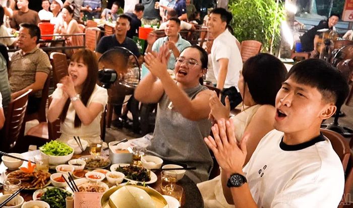 Người hâm mộ không rời mắt khỏi màn hình trong suốt 90 phút của trận đấu.