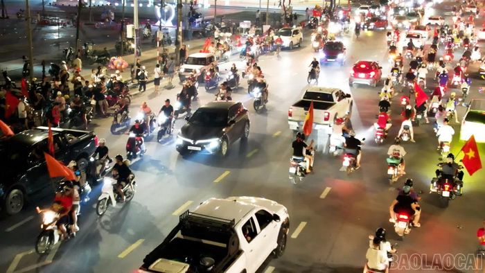Hàng nghìn người dân hướng về Quảng trường 19/8 trung tâm tỉnh Lào Cai để chúc mừng chiến thắng của đội tuyển Việt Nam.