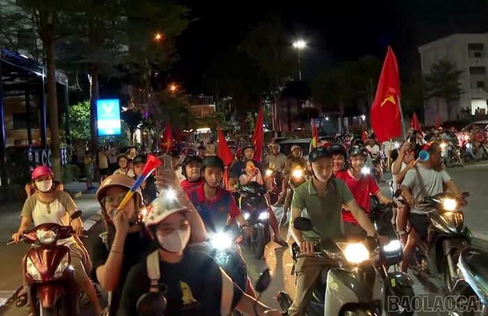 Người dân phường Lào Cai xuống phố lan toả niềm vui chiến thắng.