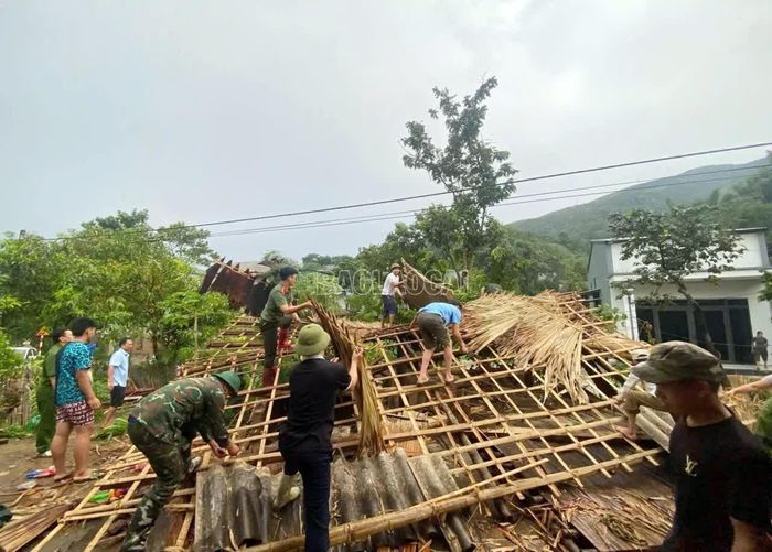Công an và dân quân xã Dương Quỳ hỗ trợ người dân khắc phục hậu quả thiên tai.