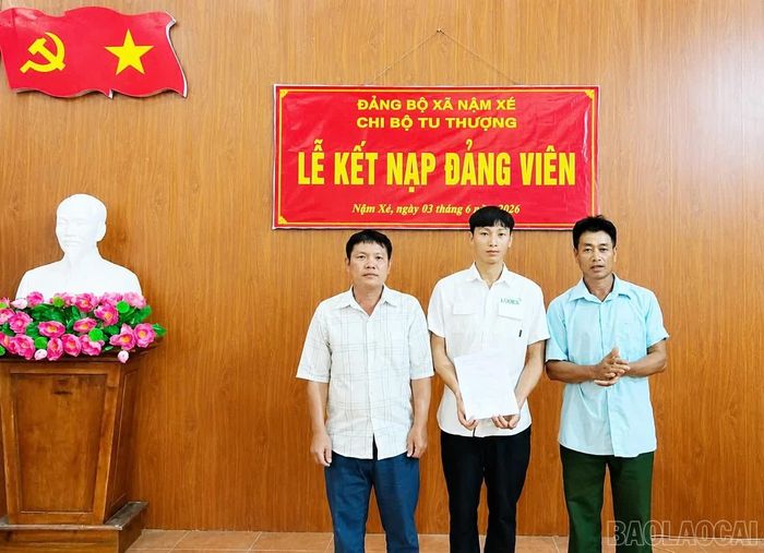 Chi bộ thôn Tu Tượng tổ chức Lễ kết nạp đảng viên năm 2026.