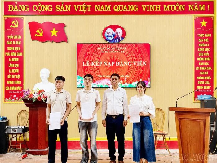 Chi bộ thôn Tu Hạ tổ chức Lễ kết nạp 3 đảng viên mới.