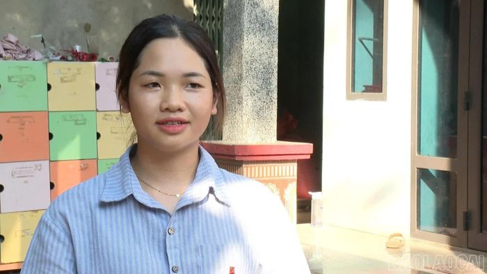 Chị Triệu Thị Mủi tự hào khi trở thành đảng viên.