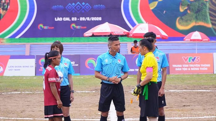 2 đội ra sân bắt đầu trận đấu.