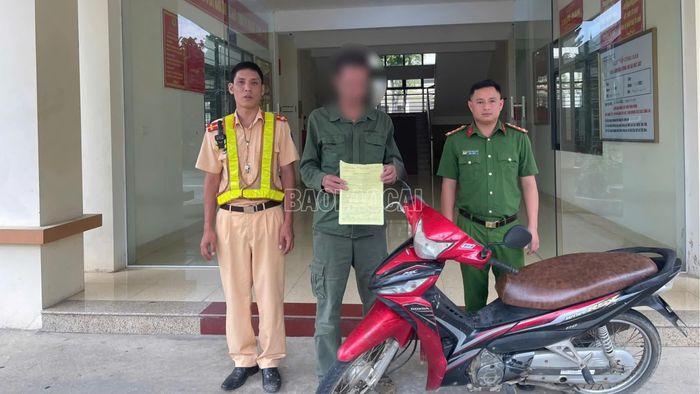 Lực lượng Cảnh sát giao thông và Công an xã Bát Xát làm việc, lập biên bản vi phạm hành chính đối với người vi phạm.