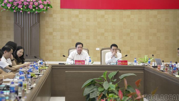 Đồng chí Dương Quốc Huy, Bí thư Tỉnh ủy và đồng chí Nguyễn Tuấn Anh, Chủ tịch UBND tỉnh chủ trì hội nghị tại điểm cầu tỉnh Lào Cai.