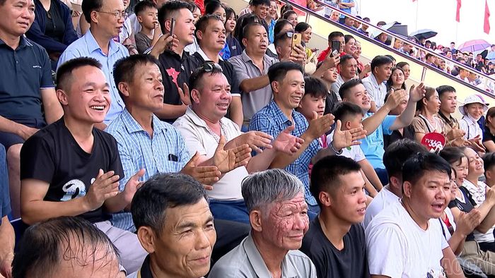 Đông đảo vận động viên đến xem, cổ vũ các trận đấu của vòng tứ kết.
