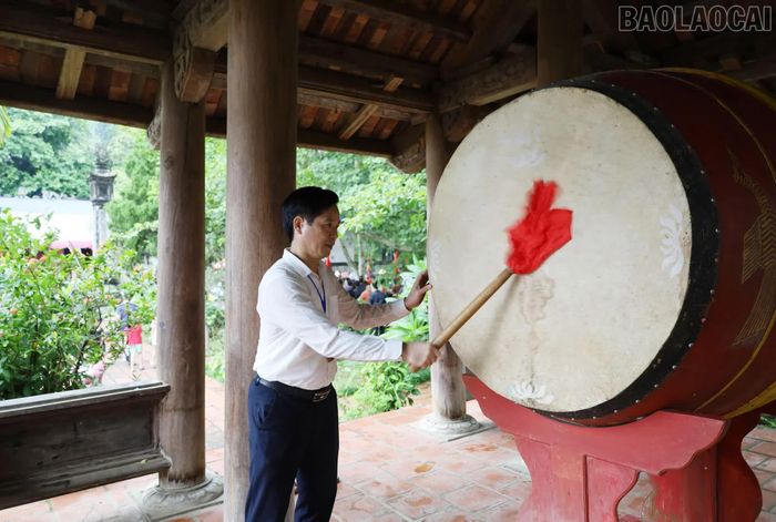 Ông Trần Xuân Thảo, Bí thư Đảng ủy xã Bảo Nhai đánh trống khai hội.