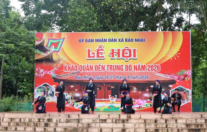 Những tiết mục văn nghệ đặc sắc do nhân dân trên địa bàn xã biểu diễn tại buổi lễ.