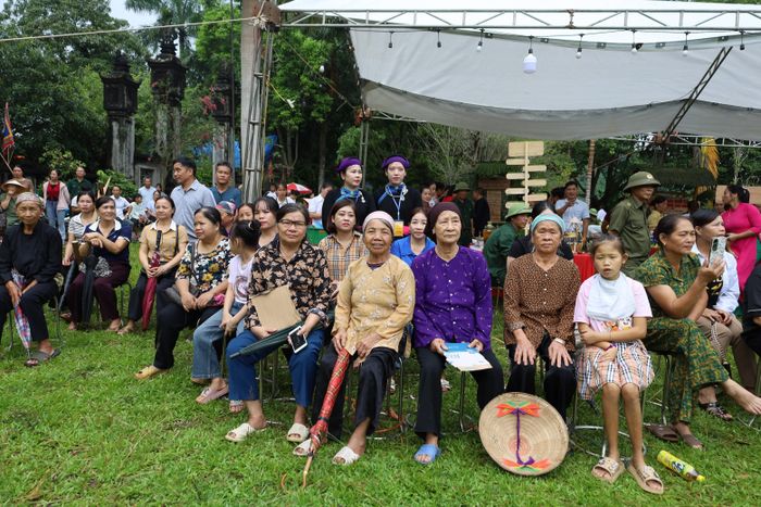 Các đại biểu và Nhân dân dự lễ Khao quân tại Đền Trung Đô.