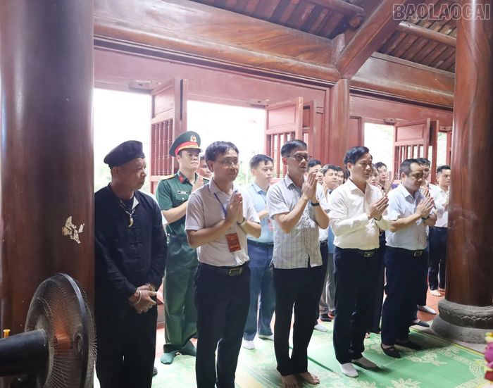 Đại biểu và Nhân dân dâng lễ, dâng hương tưởng nhớ, tri ân Gia Quốc Công Vũ Văn Mật cùng các tướng lĩnh, nghĩa quân.
