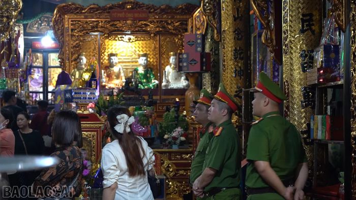 Lực lượng Công an túc trực làm nhiệm vụ giữ gìn an ninh, trật tự bên trong nội tự.