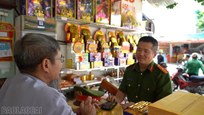 Tổ công tác Công an xã tuyên truyền, ký cam kết đảm bảo ANTT với các chủ hộ kinh doanh.
