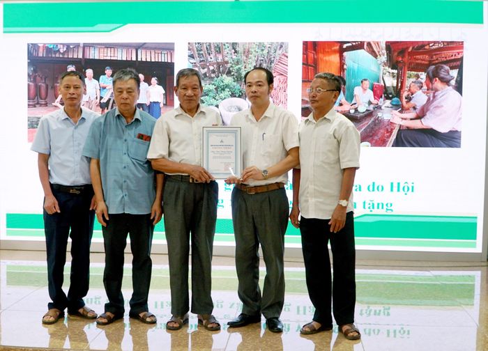 Trung tâm Văn hoá, Nghệ thuật và Thể thao tỉnh tiếp nhận một số tài liệu, tư liệu, hiện vật do Hội đồng hương Hải Phòng tại Lào Cai trao tặng và trao chứng nhận cho các gia đình, đơn vị tích cực trao tặng hiện vật.