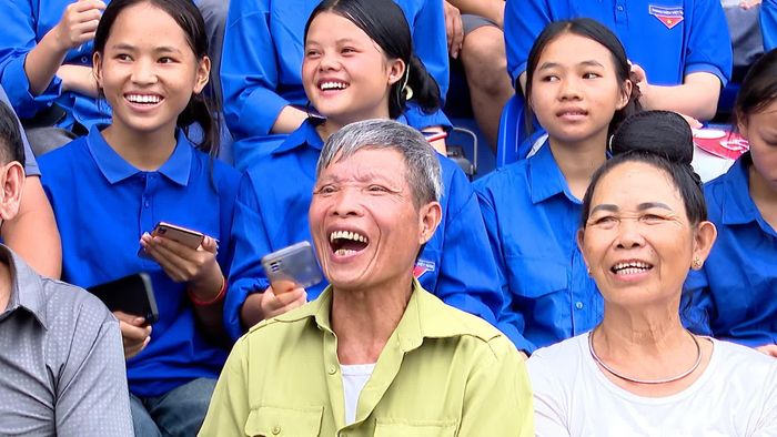 Giải bóng đá thu hút đông đảo cổ động viên ở nhiều lứa tuổi.