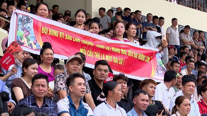 Cổ động viên đội Lâm Thượng vượt gần 200 km đến cổ vũ đội nhà.