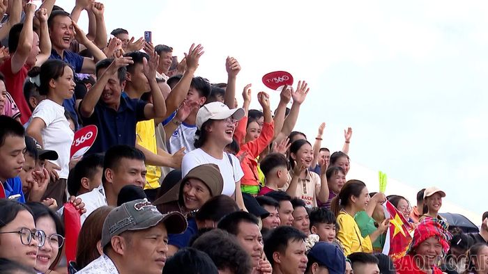 Những tràng pháo tay sau những pha bóng đẹp.