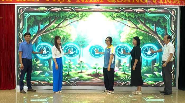 Bấm nút khai mạc triển lãm tại Bảo tàng tỉnh cơ sở 2.