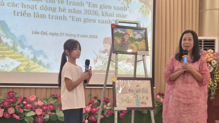 Thí sinh giao lưu cùng giám khảo.