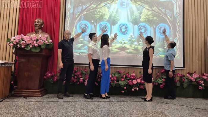 Bấm nút khai mạc triển lãm tại Bảo tàng tỉnh cơ sở 1.