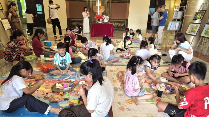 Các em thiếu nhi hào hứng tham gia góc trải nghiệm.