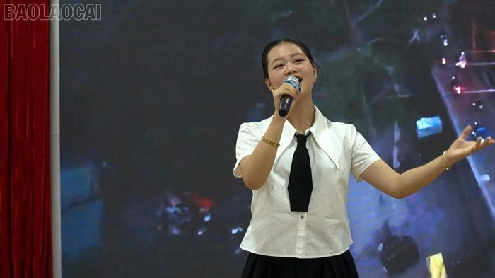 Biểu diễn văn nghệ tại lễ tổng kết.