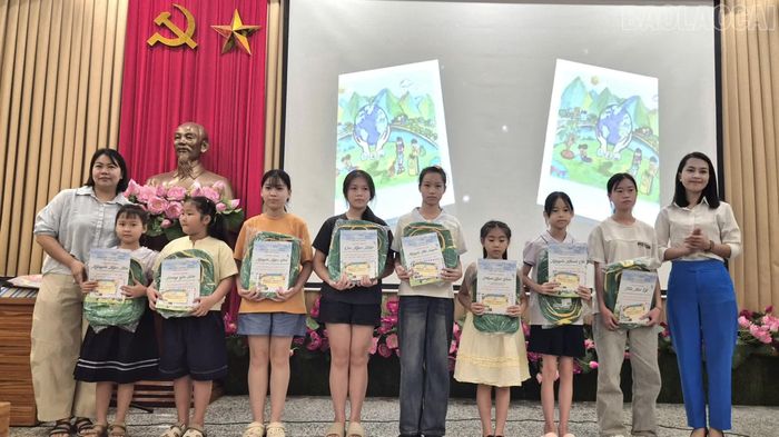 Trao giải cho các thí sinh xuất sắc nhất.