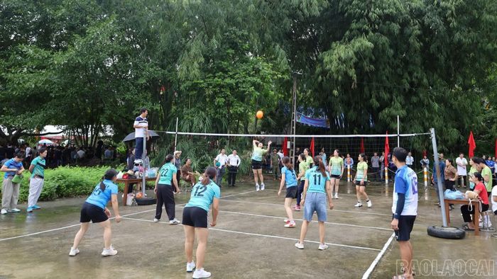 Môn bóng chuyền hơi thu hút đông đảo các đội đến từ các thôn trên địa bàn tham gia.
