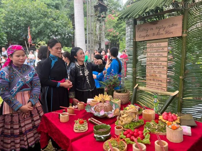 Phần thi ẩm thực, các đội đến từ các thôn trên địa bàn xã chuẩn bị mâm cơm với những món ăn truyền thống của dân tộc, đồng thời thuyết trình về cách chế biến và ý nghĩa của từng món ăn.