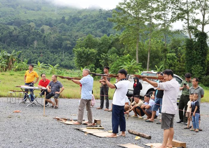 Bắn nỏ là môn thể thao truyền thống của đồng bào các dân tộc xã Bảo Nhai. Tham gia thi đấu chủ yếu là thanh niên, nam giới đến từ các thôn.
