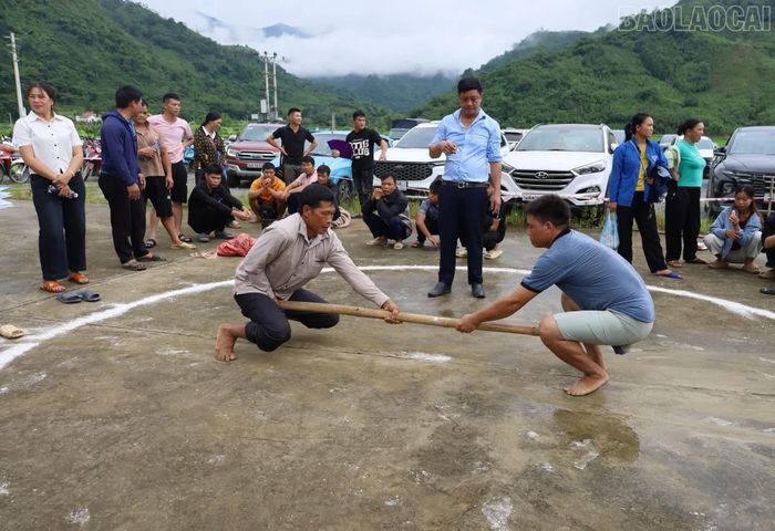 Các vận động viên "không chuyên" tham gia thi đẩy gậy.