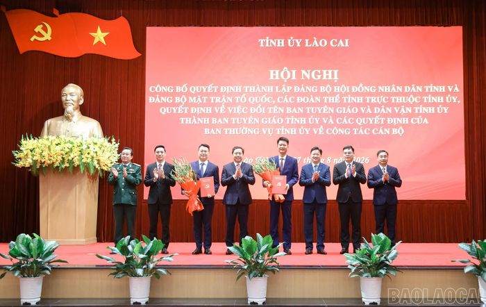 Đồng chí Dương Quốc Huy, Bí thư Tỉnh ủy trao quyết định, tặng hoa chúc mừng Ban Chấp hành Đảng bộ Đảng ủy Mặt trận Tổ quốc, các đoàn thể tỉnh.