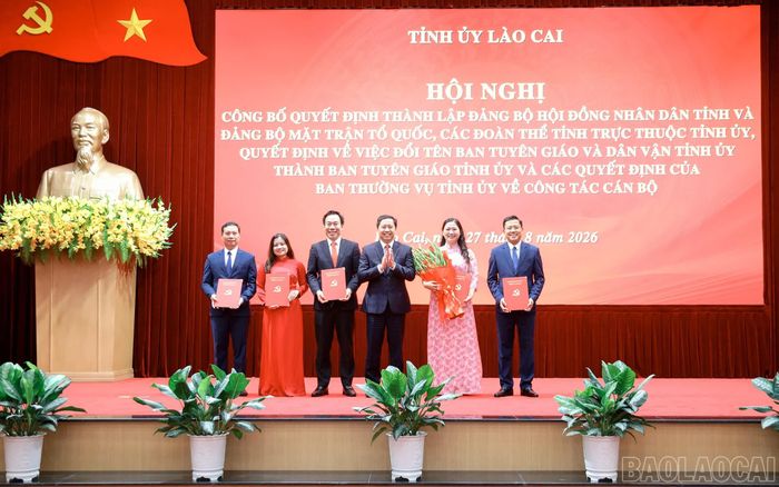 Đồng chí Dương Quốc Huy - Bí thư Tỉnh ủy trao quyết định, tặng hoa chúc mừng lãnh đạo Ban Tuyên giáo Tỉnh ủy.