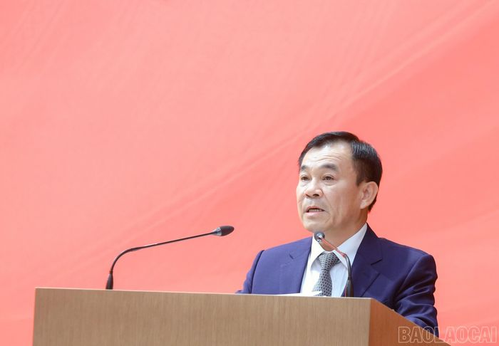 Đồng chí Phạm Toàn Thắng, Trưởng Ban Tổ chức Tỉnh ủy công bố các quyết định.