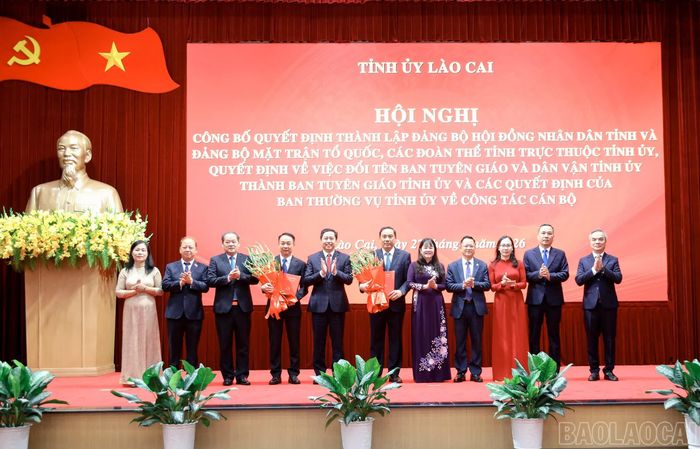 Đồng chí Dương Quốc Huy - Bí thư Tỉnh ủy trao quyết định, tặng hoa chúc mừng Ban Chấp hành Đảng bộ Hội đồng nhân dân tỉnh.