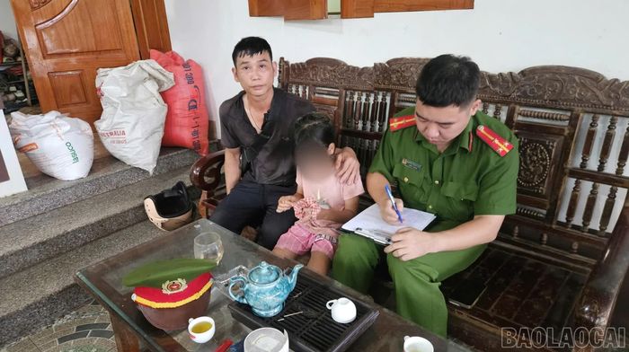 Công an xã Lương Thịnh bàn giao cháu bé đi lạc cho gia đình.