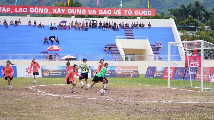 Liên tiếp các tình huống nguy hiểm được cầu thủ hai đội tạo ra trước khung thành đối phương.