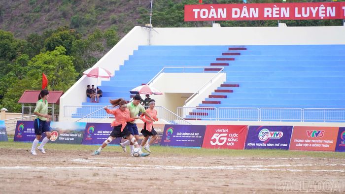 Hai đội thi đấu đôi công hấp dẫn.