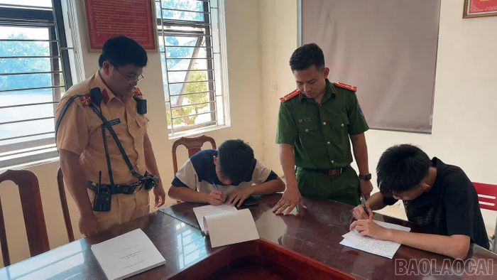 Lực lượng công an làm việc, nhắc nhở học sinh vi phạm.