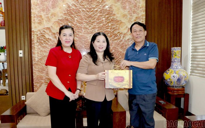 Phó Chủ tịch UBND tỉnh Vũ Thị Hiền Hạnh tặng quà đồng chí Nguyễn Văn Khánh - nguyên Phó Chủ tịch UBND tỉnh Yên Bái (cũ).
