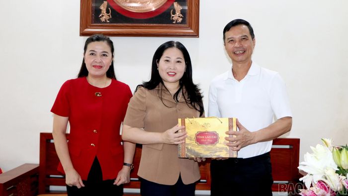 Phó Chủ tịch UBND tỉnh Vũ Thị Hiền Hạnh tặng quà đồng chí Dương Văn Tiến - nguyên Phó Chủ tịch UBND tỉnh Yên Bái (cũ).