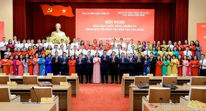 Các đại biểu chụp ảnh lưu niệm.