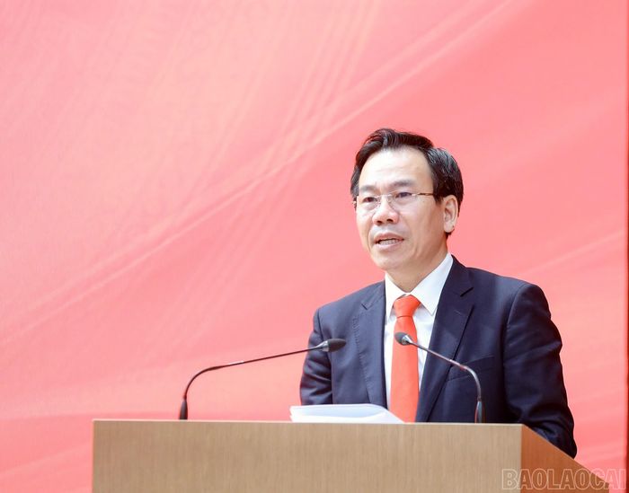 Đồng chí Dương Đức Huy, Trưởng Ban Tuyên giáo Tỉnh ủy phát biểu tại hội nghị.