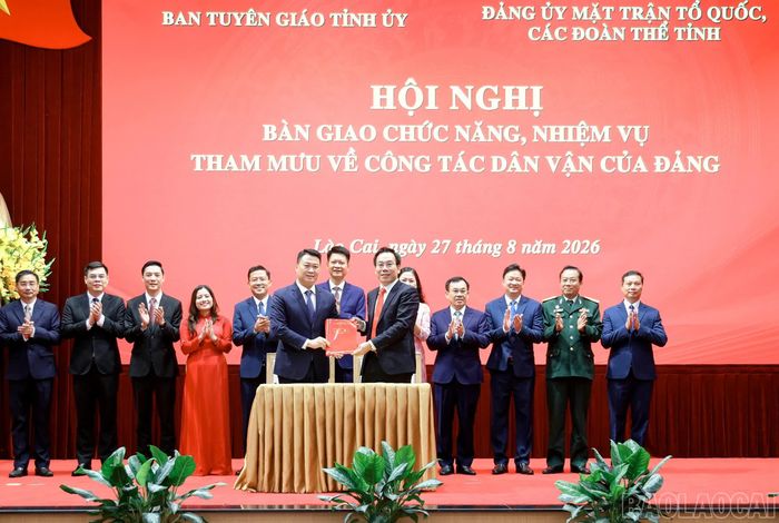 Các đại biểu ký kết bàn giao chức năng, nhiệm vụ tham mưu công tác dân vận từ Ban Tuyên giáo và Dân vận Tỉnh ủy sang Đảng ủy Mặt trận Tổ quốc, các đoàn thể tỉnh.